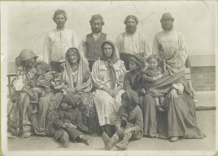 Fotografía de Grupo de 'Gitanos húngaros quiénes fueron todos deportados' en el New York Times, Domingo, Feb. 12, 1905, New York Public Library | Una de las tantas deportaciones que sufrieron, como la actual de Francia