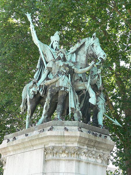Carlomagno | Estatua al frente de la Catedral de Notre Dame | Fotógrafo: Rama | pulse en la imagen para más información