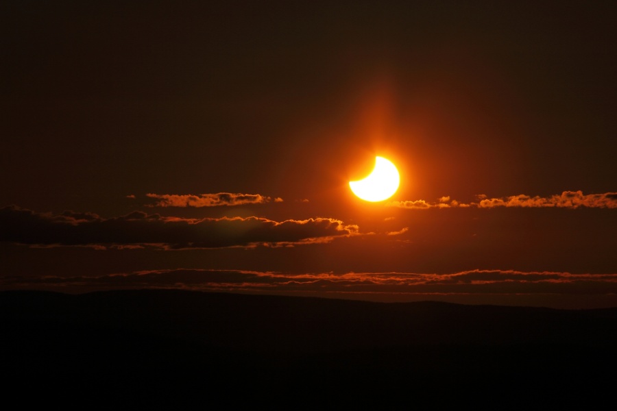 Midnight's Solar Eclipse | NASA | Credit & Copyright: Catalin Beldea (Stiinta si Tehnica Team) | Pulse en la imagen para ir a la fuente