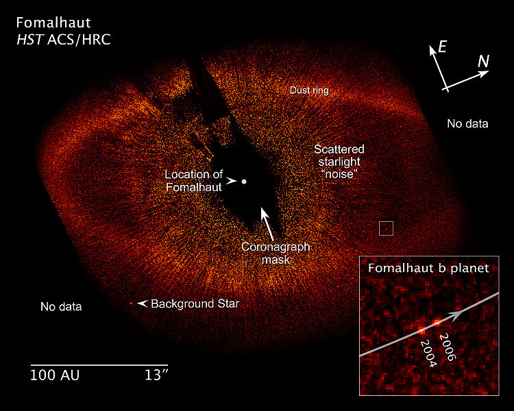 Disco de polvo alrededor de Fomalhaut mostrando la ubicación del planeta extrasolar Fomalhaut-b observado por primera vez con el Telescopio Hubble en el 2008 | Pulse en la imagen para más imformación