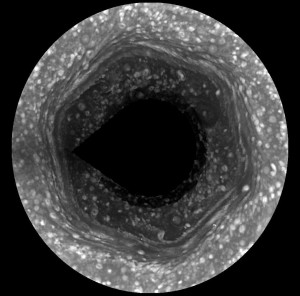 El Hexágono de Saturno en su Polo Norte que para la NASA no está claro cómo se creó. Para otros, son los nodos de flujos energéticos en los procesos de despliegue de la vida. Descubierto originalmente por el Voyager en 1980. Créditos: Cassini Imaging Team, SSI, JPL, ESA, NASA | Pulse en la imagen para ir al sitio de origen.