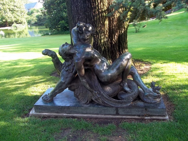 Angers, Jardin des Plantes "femme caressant une chimère" bronze de Dénéchau